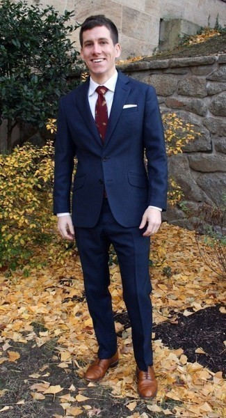 dunkelblauer Anzug, weißes Businesshemd, braune Leder Oxford Schuhe, dunkelrote bedruckte Krawatte für Herren