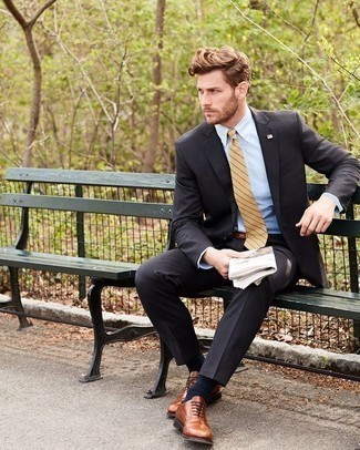 30 Jährige: Hellbeige Krawatte kombinieren – 183 Sommer Herren Outfits: Kombinieren Sie einen dunkelgrauen Anzug mit einer hellbeige Krawatte, um vor Klasse und Perfektion zu strotzen. Wenn Sie nicht durch und durch formal auftreten möchten, entscheiden Sie sich für braunen Leder Oxford Schuhe. Ein cooles Outfit für den Sommer.