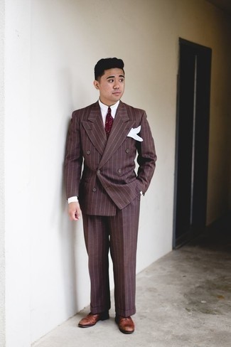 30 Jährige: Wie dunkelbraunen Anzug mit dunkelbrauner Leder Oxford Schuhe zu kombinieren – 50 Herren Outfits: Kombinieren Sie einen dunkelbraunen Anzug mit einem weißen Businesshemd, um vor Klasse und Perfektion zu strotzen. Vervollständigen Sie Ihr Look mit dunkelbraunen Leder Oxford Schuhen.
