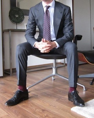 Lila bedruckte Krawatte kombinieren – 88 Elegante Herren Outfits: Kombinieren Sie einen grauen Anzug mit einer lila bedruckten Krawatte für einen stilvollen, eleganten Look. Suchen Sie nach leichtem Schuhwerk? Komplettieren Sie Ihr Outfit mit schwarzen Leder Oxford Schuhen für den Tag.