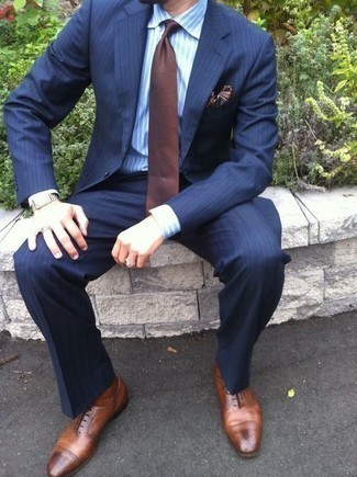 Braune Leder Oxford Schuhe kombinieren – 500+ Herren Outfits warm Wetter: Entscheiden Sie sich für einen dunkelblauen Anzug und ein hellblaues vertikal gestreiftes Businesshemd, um vor Klasse und Perfektion zu strotzen. Braune Leder Oxford Schuhe sind eine großartige Wahl, um dieses Outfit zu vervollständigen.