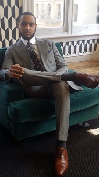 Braune Leder Oxford Schuhe kombinieren – 500+ Herren Outfits warm Wetter: Vereinigen Sie einen grauen Anzug mit einem hellbeige Businesshemd mit Karomuster für einen stilvollen, eleganten Look. Vervollständigen Sie Ihr Look mit braunen Leder Oxford Schuhen.