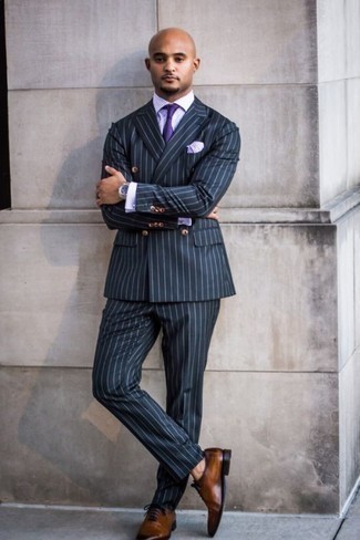 Wie hellviolettes Businesshemd mit dunkelblauen Anzuges zu kombinieren – 45 Herren Outfits warm Wetter: Kombinieren Sie einen dunkelblauen Anzug mit einem hellvioletten Businesshemd für einen stilvollen, eleganten Look. Braune Leder Oxford Schuhe sind eine ideale Wahl, um dieses Outfit zu vervollständigen.