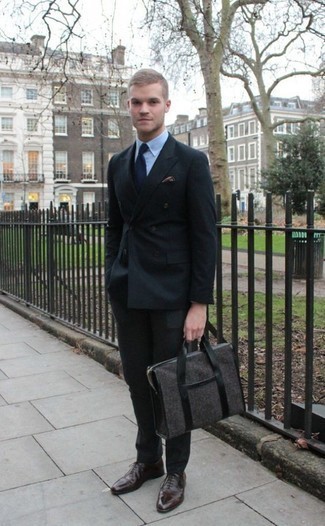 Graue Segeltuch Aktentasche kombinieren – 5 Elegante Sommer Herren Outfits: Kombinieren Sie einen schwarzen Anzug mit einer grauen Segeltuch Aktentasche für ein Alltagsoutfit, das Charakter und Persönlichkeit ausstrahlt. Fühlen Sie sich ideenreich? Ergänzen Sie Ihr Outfit mit dunkelbraunen Leder Oxford Schuhen. Der Look ist mega für den Sommer.