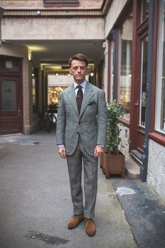 Beige Wildleder Oxford Schuhe kombinieren – 37 Herren Outfits: Paaren Sie einen grauen Anzug mit Schottenmuster mit einem hellblauen Businesshemd für einen stilvollen, eleganten Look. Komplettieren Sie Ihr Outfit mit beige Wildleder Oxford Schuhen.