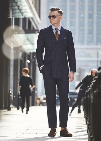 30 Jährige: Braune Krawatte kombinieren – 500+ Herren Outfits: Tragen Sie einen dunkelblauen vertikal gestreiften Anzug und eine braune Krawatte für einen stilvollen, eleganten Look. Fühlen Sie sich mutig? Ergänzen Sie Ihr Outfit mit dunkelbraunen Wildleder Oxford Schuhen.