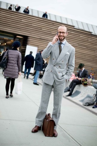 Braune Leder Aktentasche kombinieren – 447 Herren Outfits: Die Kombination von einem grauen Anzug und einer braunen Leder Aktentasche erlaubt es Ihnen, Ihren Freizeitstil klar und einfach zu halten. Ergänzen Sie Ihr Outfit mit dunkelroten Leder Oxford Schuhen, um Ihr Modebewusstsein zu zeigen.