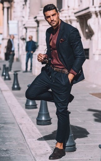 Dunkelrotes Seide Einstecktuch kombinieren – 29 Herren Outfits: Paaren Sie einen dunkelblauen vertikal gestreiften Anzug mit einem dunkelroten Seide Einstecktuch für ein sonntägliches Mittagessen mit Freunden. Setzen Sie bei den Schuhen auf die klassische Variante mit schwarzen Leder Oxford Schuhen.