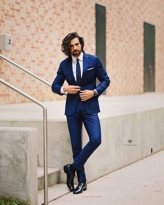 Welche Businesshemden mit blauen Anzuges zu tragen – 500+ Herren Outfits warm Wetter: Vereinigen Sie einen blauen Anzug mit einem Businesshemd für einen stilvollen, eleganten Look. Schwarze Leder Oxford Schuhe fügen sich nahtlos in einer Vielzahl von Outfits ein.