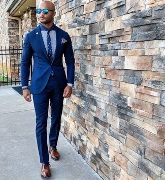 Türkise Sonnenbrille kombinieren – 201 Herren Outfits: Kombinieren Sie einen blauen Anzug mit einer türkisen Sonnenbrille für ein bequemes Outfit, das außerdem gut zusammen passt. Fügen Sie braunen Leder Oxford Schuhe für ein unmittelbares Style-Upgrade zu Ihrem Look hinzu.