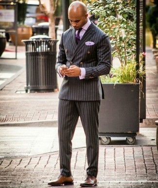 Violette Krawatte kombinieren – 355 Elegante Herren Outfits: Entscheiden Sie sich für einen klassischen Stil in einem dunkelgrauen vertikal gestreiften Anzug und einer violetten Krawatte. Suchen Sie nach leichtem Schuhwerk? Komplettieren Sie Ihr Outfit mit braunen Leder Oxford Schuhen für den Tag.