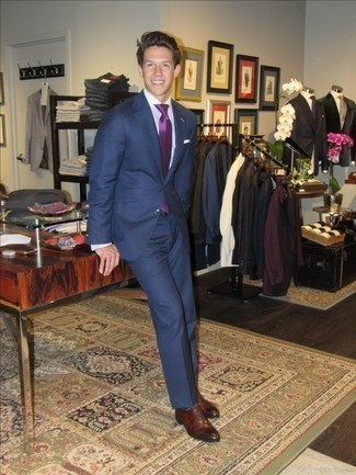 Lila Krawatte kombinieren – 412 Herren Outfits: Paaren Sie einen dunkelblauen Anzug mit einer lila Krawatte für einen stilvollen, eleganten Look. Fühlen Sie sich ideenreich? Ergänzen Sie Ihr Outfit mit braunen Leder Oxford Schuhen.