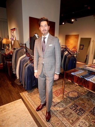 Braune Seidekrawatte kombinieren – 14 Elegante Herren Outfits warm Wetter: Tragen Sie einen grauen Anzug mit Schottenmuster und eine braune Seidekrawatte für eine klassischen und verfeinerte Silhouette. Fühlen Sie sich mutig? Ergänzen Sie Ihr Outfit mit rotbraunen Leder Oxford Schuhen.