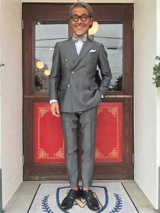 50 Jährige: Silberne Fliege kombinieren – 3 Elegante Herren Outfits: Erwägen Sie das Tragen von einem grauen Anzug und einer silbernen Fliege, um einen lockeren, aber dennoch stylischen Look zu erhalten. Schwarze Leder Oxford Schuhe sind eine einfache Möglichkeit, Ihren Look aufzuwerten.