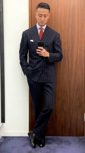 Rote Krawatte kombinieren – 500+ Herren Outfits: Kombinieren Sie einen dunkelblauen vertikal gestreiften Anzug mit einer roten Krawatte, um vor Klasse und Perfektion zu strotzen. Fühlen Sie sich ideenreich? Vervollständigen Sie Ihr Outfit mit schwarzen Leder Oxford Schuhen.