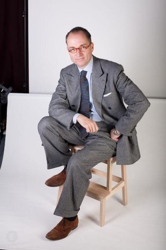 Wie grauen Anzug mit brauner Oxford Schuhe zu kombinieren – 173 Elegante Herren Outfits: Kombinieren Sie einen grauen Anzug mit einem hellblauen Businesshemd, um vor Klasse und Perfektion zu strotzen. Vervollständigen Sie Ihr Look mit braunen Oxford Schuhen.