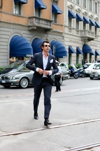 40 Jährige: Schwarze Oxford Schuhe kombinieren – 48 Elegante Herren Outfits warm Wetter: Entscheiden Sie sich für einen dunkelblauen vertikal gestreiften Anzug und ein weißes Businesshemd für eine klassischen und verfeinerte Silhouette. Dieses Outfit passt hervorragend zusammen mit schwarzen Oxford Schuhen.