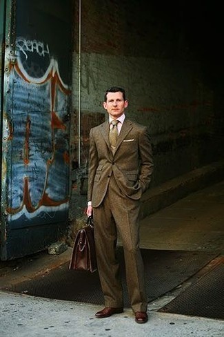 40 Jährige: Dunkelgrüne Krawatte kombinieren – 49 Herren Outfits: Kombinieren Sie einen olivgrünen Anzug mit einer dunkelgrünen Krawatte für eine klassischen und verfeinerte Silhouette. Braune Leder Oxford Schuhe verleihen einem klassischen Look eine neue Dimension.