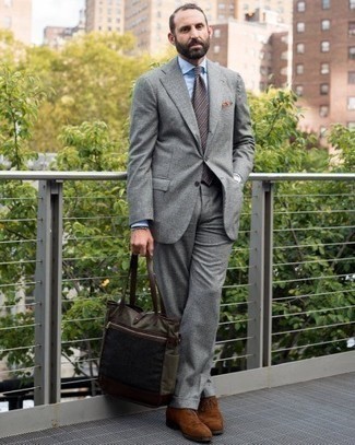 40 Jährige: Graue Krawatte kombinieren – 10 Elegante Frühling Herren Outfits: Tragen Sie einen grauen Wollanzug und eine graue Krawatte für einen stilvollen, eleganten Look. Fühlen Sie sich ideenreich? Vervollständigen Sie Ihr Outfit mit braunen Wildleder Oxford Schuhen. Schon mal so einen schönen Übergangs-Look gesehen?