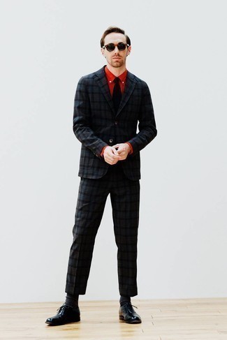 Dunkelrotes Businesshemd kombinieren – 109 Herren Outfits: Entscheiden Sie sich für einen klassischen Stil in einem dunkelroten Businesshemd und einem dunkelblauen Anzug mit Schottenmuster. Schwarze Leder Oxford Schuhe fügen sich nahtlos in einer Vielzahl von Outfits ein.