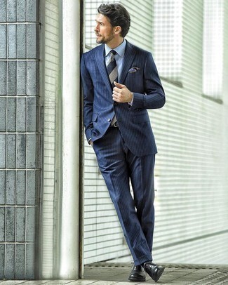 Dunkelblaue und rote horizontal gestreifte Krawatte kombinieren – 639+ Herren Outfits: Tragen Sie einen dunkelblauen vertikal gestreiften Anzug und eine dunkelblaue und rote horizontal gestreifte Krawatte für eine klassischen und verfeinerte Silhouette. Schwarze Leder Oxford Schuhe sind eine ideale Wahl, um dieses Outfit zu vervollständigen.