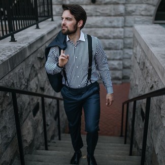 Dunkelblaue und weiße horizontal gestreifte Socken kombinieren – 122 Herren Outfits: Entscheiden Sie sich für einen dunkelblauen Anzug und dunkelblauen und weißen horizontal gestreiften Socken für ein bequemes Outfit, das außerdem gut zusammen passt. Fühlen Sie sich ideenreich? Wählen Sie schwarzen Leder Oxford Schuhe.