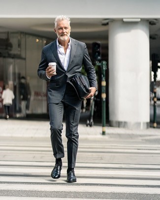 Dunkelgrauen Anzug kombinieren – 500+ Herren Outfits: Kombinieren Sie einen dunkelgrauen Anzug mit einem weißen Businesshemd, um vor Klasse und Perfektion zu strotzen. Schwarze Leder Oxford Schuhe sind eine großartige Wahl, um dieses Outfit zu vervollständigen.