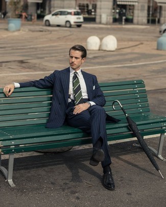 30 Jährige: Dunkelblaue und grüne Krawatte kombinieren – 500+ Elegante Sommer Herren Outfits: Paaren Sie einen dunkelblauen Anzug mit einer dunkelblauen und grünen Krawatte, um vor Klasse und Perfektion zu strotzen. Fühlen Sie sich ideenreich? Komplettieren Sie Ihr Outfit mit schwarzen Leder Oxford Schuhen. Schon mal so einen stylischen Sommer-Look gesehen?