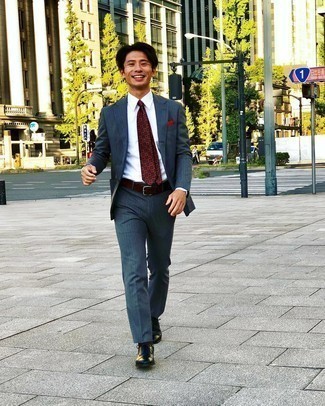 30 Jährige: Dunkelrote bedruckte Krawatte kombinieren – 141 Elegante Herren Outfits: Erwägen Sie das Tragen von einem dunkelblauen vertikal gestreiften Anzug und einer dunkelroten bedruckten Krawatte für einen stilvollen, eleganten Look. Schwarze Leder Oxford Schuhe fügen sich nahtlos in einer Vielzahl von Outfits ein.