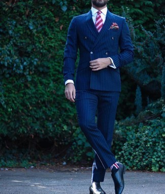 Dunkelrotes Einstecktuch mit Paisley-Muster kombinieren – 36 Herren Outfits: Kombinieren Sie einen dunkelblauen vertikal gestreiften Anzug mit einem dunkelroten Einstecktuch mit Paisley-Muster für ein sonntägliches Mittagessen mit Freunden. Fühlen Sie sich mutig? Wählen Sie schwarzen Leder Oxford Schuhe.