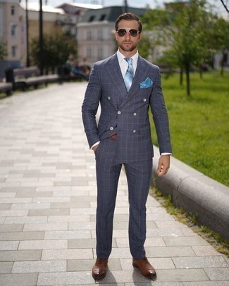 Blaues bedrucktes Einstecktuch kombinieren – 519+ Herren Outfits: Vereinigen Sie einen dunkelblauen Anzug mit Karomuster mit einem blauen bedruckten Einstecktuch, um einen lockeren, aber dennoch stylischen Look zu erhalten. Machen Sie Ihr Outfit mit braunen Leder Oxford Schuhen eleganter.