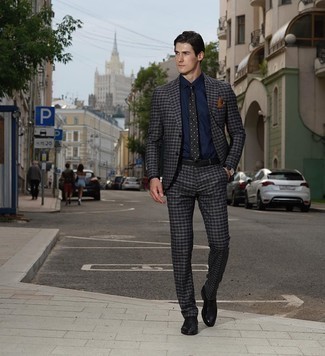 Rotbraunes Einstecktuch kombinieren – 500+ Herren Outfits: Die Vielseitigkeit von einem dunkelgrauen Anzug mit Vichy-Muster und einem rotbraunen Einstecktuch machen sie zu einer lohnenswerten Investition. Fühlen Sie sich ideenreich? Entscheiden Sie sich für schwarzen Leder Oxford Schuhe.
