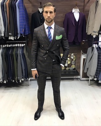Dunkellila bedruckte Krawatte kombinieren – 97 Herren Outfits: Kombinieren Sie einen dunkelgrauen Anzug mit Schottenmuster mit einer dunkellila bedruckten Krawatte, um vor Klasse und Perfektion zu strotzen. Schwarze Leder Oxford Schuhe sind eine kluge Wahl, um dieses Outfit zu vervollständigen.