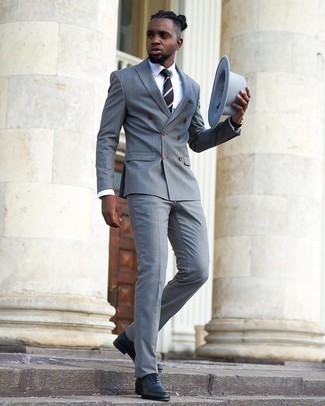 Dunkelblaue Oxford Schuhe kombinieren – 80 Herren Outfits warm Wetter: Kombinieren Sie einen hellblauen Anzug mit einem weißen Businesshemd, um vor Klasse und Perfektion zu strotzen. Dunkelblaue Oxford Schuhe fügen sich nahtlos in einer Vielzahl von Outfits ein.