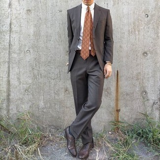 20 Jährige: Wie grauen Anzug mit braunen Ledergürtels zu kombinieren – 9 Herren Outfits: Kombinieren Sie einen grauen Anzug mit einem braunen Ledergürtel für ein bequemes Outfit, das außerdem gut zusammen passt. Setzen Sie bei den Schuhen auf die klassische Variante mit dunkelbraunen Leder Oxford Schuhen.