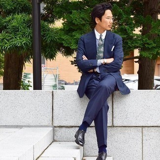 Dunkelgrüne Krawatte kombinieren – 845+ Herren Outfits: Kombinieren Sie einen dunkelblauen Anzug mit einer dunkelgrünen Krawatte für eine klassischen und verfeinerte Silhouette. Bringen Sie die Dinge durcheinander, indem Sie schwarzen Leder Oxford Schuhe mit diesem Outfit tragen.