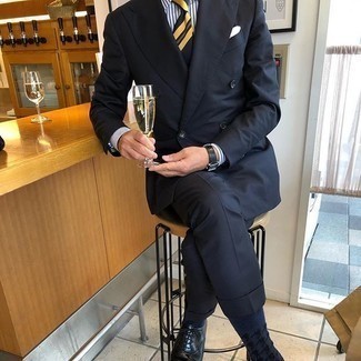 30 Jährige: Schwarze Leder Oxford Schuhe kombinieren – 500+ Herren Outfits warm Wetter: Paaren Sie einen schwarzen Anzug mit einem weißen und dunkelblauen vertikal gestreiften Businesshemd, um vor Klasse und Perfektion zu strotzen. Schwarze Leder Oxford Schuhe sind eine kluge Wahl, um dieses Outfit zu vervollständigen.