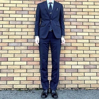 Dunkelblaue und weiße Segeltuchuhr kombinieren – 222 Herren Outfits: Kombinieren Sie einen dunkelblauen vertikal gestreiften Anzug mit einer dunkelblauen und weißen Segeltuchuhr, um mühelos alles zu meistern, was auch immer der Tag bringen mag. Fühlen Sie sich ideenreich? Vervollständigen Sie Ihr Outfit mit schwarzen Leder Oxford Schuhen.