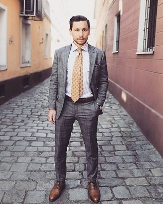 Orange bedruckte Krawatte kombinieren – 98 Elegante Herren Outfits: Paaren Sie einen grauen Anzug mit Schottenmuster mit einer orange bedruckten Krawatte für eine klassischen und verfeinerte Silhouette. Braune Leder Oxford Schuhe fügen sich nahtlos in einer Vielzahl von Outfits ein.