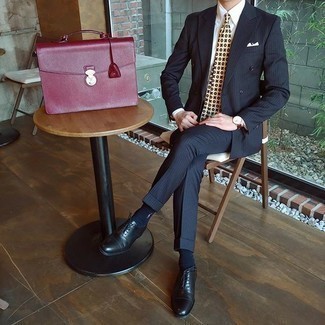 Rote Leder Aktentasche kombinieren – 39 Herren Outfits: Erwägen Sie das Tragen von einem dunkelblauen vertikal gestreiften Anzug und einer roten Leder Aktentasche, um einen lockeren, aber dennoch stylischen Look zu erhalten. Schwarze Leder Oxford Schuhe bringen klassische Ästhetik zum Ensemble.