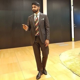 Mehrfarbige Krawatte kombinieren – 237 Herren Outfits: Machen Sie sich mit einem dunkelbraunen Anzug und einer mehrfarbigen Krawatte einen verfeinerten, eleganten Stil zu Nutze. Fühlen Sie sich mutig? Entscheiden Sie sich für dunkelbraunen Leder Oxford Schuhe.