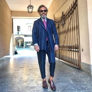 50 Jährige: Violette Krawatte kombinieren – 23 Elegante Herren Outfits: Machen Sie sich mit einem dunkelblauen vertikal gestreiften Anzug und einer violetten Krawatte einen verfeinerten, eleganten Stil zu Nutze. Fühlen Sie sich mutig? Wählen Sie dunkelroten Leder Oxford Schuhe.