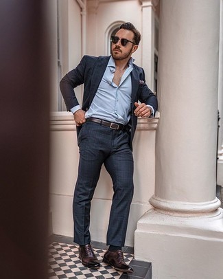 Dunkelgrauen Anzug mit Schottenmuster kombinieren – 368 Herren Outfits: Kombinieren Sie einen dunkelgrauen Anzug mit Schottenmuster mit einem hellblauen Businesshemd für einen stilvollen, eleganten Look. Komplettieren Sie Ihr Outfit mit dunkelroten Leder Oxford Schuhen.