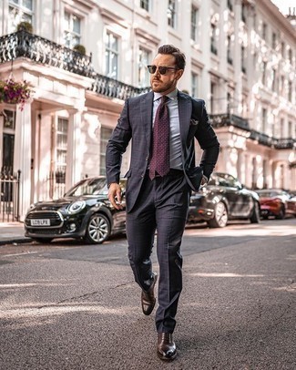 Gepunktete Krawatte kombinieren – 500+ Herren Outfits: Kombinieren Sie einen dunkelgrauen Anzug mit Schottenmuster mit einer gepunkteten Krawatte für einen stilvollen, eleganten Look. Dunkelbraune Leder Oxford Schuhe sind eine kluge Wahl, um dieses Outfit zu vervollständigen.