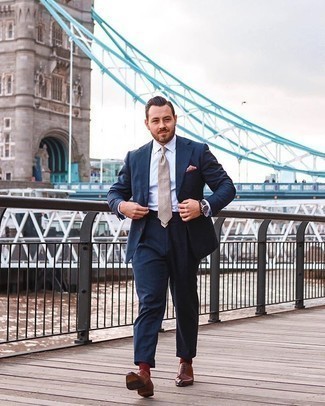 Hellbeige Krawatte kombinieren – 387 Herren Outfits: Tragen Sie einen dunkelblauen Anzug und eine hellbeige Krawatte für eine klassischen und verfeinerte Silhouette. Fühlen Sie sich mutig? Vervollständigen Sie Ihr Outfit mit braunen Leder Oxford Schuhen.