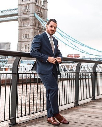 Beige Krawatte kombinieren – 342 Herren Outfits warm Wetter: Kombinieren Sie einen dunkelblauen Anzug mit einer beige Krawatte für eine klassischen und verfeinerte Silhouette. Braune Leder Oxford Schuhe verleihen einem klassischen Look eine neue Dimension.