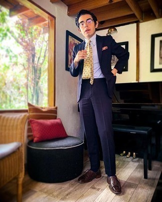 Senf bedruckte Krawatte kombinieren – 113 Herren Outfits: Tragen Sie einen dunkelblauen Anzug und eine senf bedruckte Krawatte, um vor Klasse und Perfektion zu strotzen. Wenn Sie nicht durch und durch formal auftreten möchten, komplettieren Sie Ihr Outfit mit dunkelbraunen Leder Oxford Schuhen.