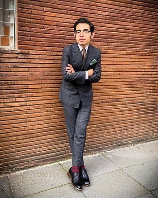 Olivgrüne bedruckte Krawatte kombinieren – 199 Herren Outfits: Vereinigen Sie einen dunkelgrauen Wollanzug mit einer olivgrünen bedruckten Krawatte für eine klassischen und verfeinerte Silhouette. Fühlen Sie sich mutig? Vervollständigen Sie Ihr Outfit mit schwarzen Leder Oxford Schuhen.