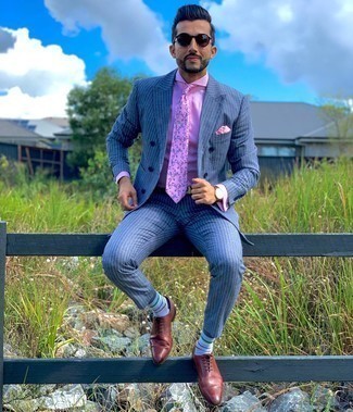 Blauen vertikal gestreiften Anzug kombinieren – 500+ Herren Outfits: Kombinieren Sie einen blauen vertikal gestreiften Anzug mit einem rosa Businesshemd für einen stilvollen, eleganten Look. Braune Leder Oxford Schuhe sind eine kluge Wahl, um dieses Outfit zu vervollständigen.