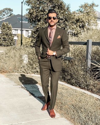 Rotbraune Leder Oxford Schuhe kombinieren – 500+ Herren Outfits: Entscheiden Sie sich für einen olivgrünen Anzug und ein orange vertikal gestreiftes Businesshemd für einen stilvollen, eleganten Look. Rotbraune Leder Oxford Schuhe sind eine großartige Wahl, um dieses Outfit zu vervollständigen.